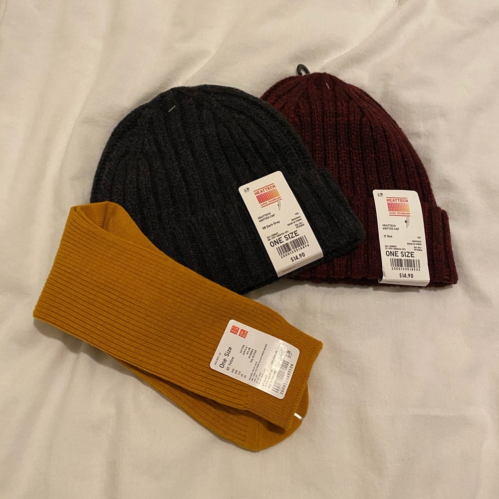 UNIQLO HEATTECH beanie and sock bundle